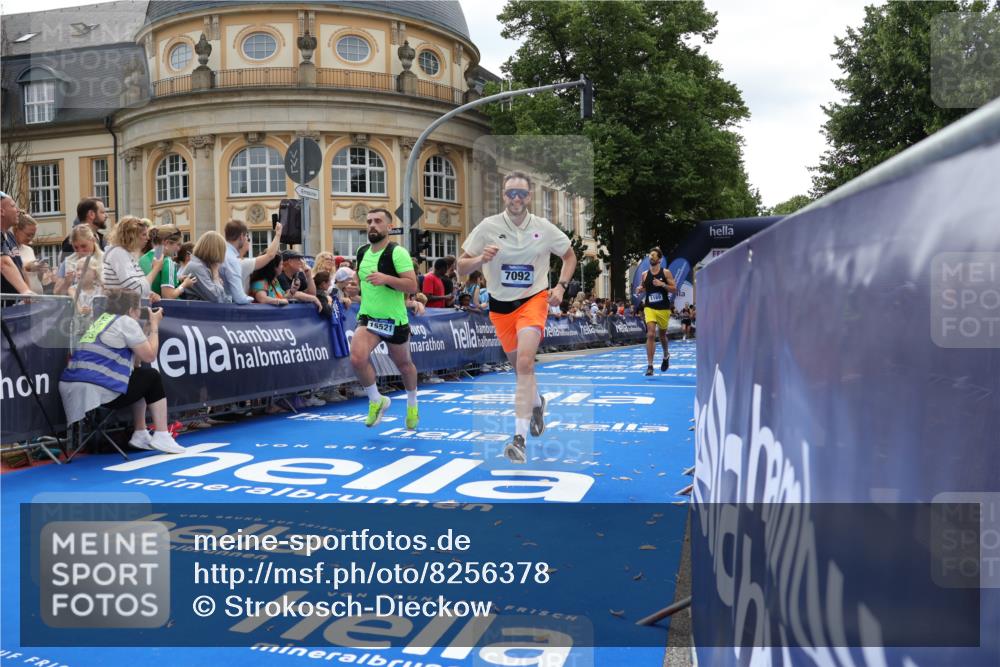 29.06.2025 - hella hamburg halbmarathon Strokosch-Dieckow http://msf.ph/oto/8256378 29.06.2025 10:41:54 Ziel 1169, 5690, 6593, 7092, 7363, 8694, 10415, 11765, 12292, 13196, 15521, 15846, 15935, 16507, 17926, 18920, 19046 meine-sportfotos.de