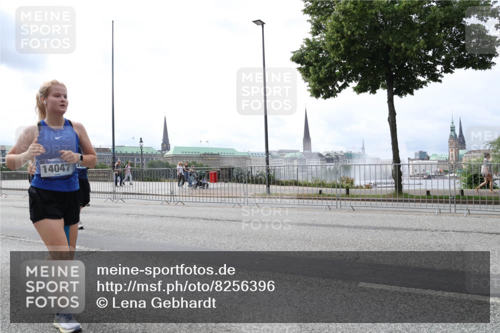 29.06.2025 - hella hamburg halbmarathon Lena Gebhardt http://msf.ph/oto/8256396 29.06.2025 10:34:21 Lombardsbrücke 1025, 1417, 1672, 1705, 1787, 2023, 2265, 2412, 2464, 2482, 2496, 2510, 2511, 2526, 2801, 2933, 3145, 3340, 3345, 3420, 3829, 3848, 4479, 4540, 4807, 4824, 4826, 5561, 5584, 5609, 5691, 6034, 6105, 6171, 6329, 6364, 6571, 6574, 7324, 7329, 7386, 7644, 7733, 8277, 8349, 8705, 8965, 9094, 9164, 9379, 9875, 10071, 10335, 10360, 10564, 10674, 11872, 13957, 16238, 16311, 16390, 16682, 16919, 17230, 18158, 18941 meine-sportfotos.de