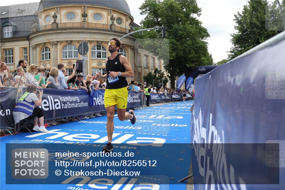29.06.2025 - hella hamburg halbmarathon Strokosch-Dieckow http://msf.ph/oto/8256512 29.06.2025 10:41:56 Ziel 1169, 5690, 6593, 7092, 7363, 8694, 11417, 12292, 13196, 15521, 15846, 16507, 17864, 17926, 18920, 19046 meine-sportfotos.de