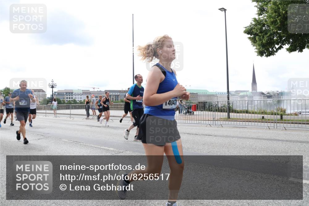 29.06.2025 - hella hamburg halbmarathon Lena Gebhardt http://msf.ph/oto/8256517 29.06.2025 10:34:21 Lombardsbrücke 1025, 1417, 1672, 1705, 1787, 2023, 2265, 2412, 2464, 2482, 2496, 2510, 2511, 2526, 2801, 2933, 3145, 3340, 3345, 3420, 3829, 3848, 4479, 4540, 4807, 4824, 4826, 5561, 5584, 5609, 5691, 6034, 6105, 6171, 6329, 6364, 6571, 6574, 7324, 7329, 7386, 7644, 7733, 8277, 8349, 8705, 8965, 9094, 9164, 9379, 9875, 10071, 10335, 10360, 10564, 10674, 11872, 13957, 16238, 16311, 16390, 16682, 16919, 17230, 18158, 18941 meine-sportfotos.de
