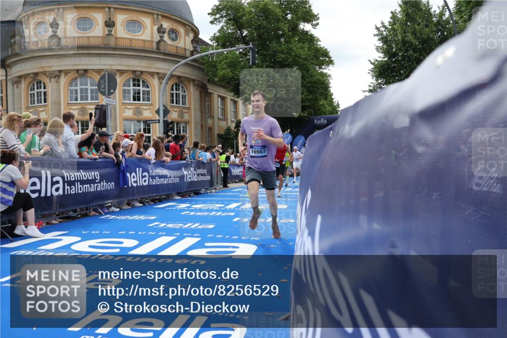29.06.2025 - hella hamburg halbmarathon Strokosch-Dieckow http://msf.ph/oto/8256529 29.06.2025 10:41:59 Ziel 1169, 5690, 6593, 7363, 8694, 10216, 11417, 12098, 12292, 13196, 15846, 16507, 16677, 17864, 17926, 18920, 19046 meine-sportfotos.de