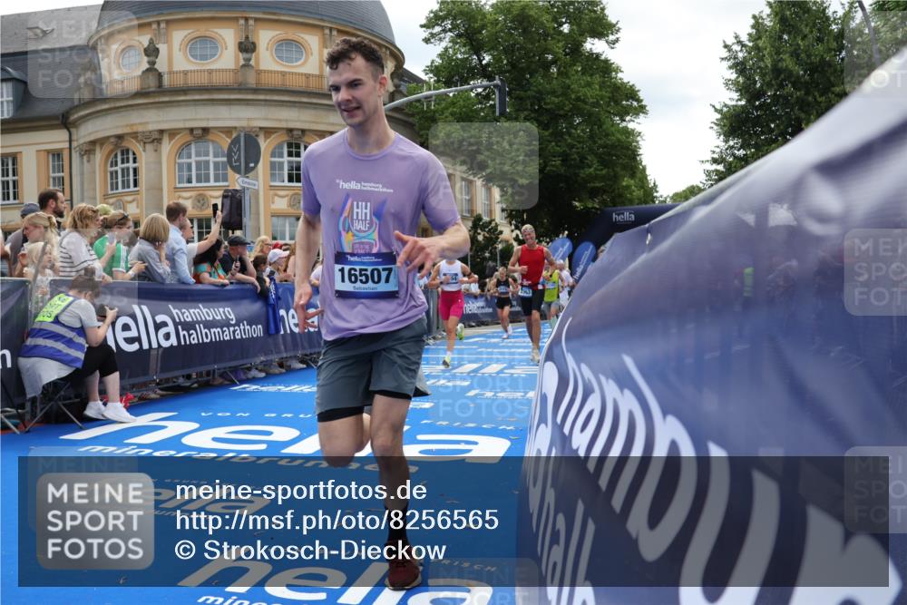 29.06.2025 - hella hamburg halbmarathon Strokosch-Dieckow http://msf.ph/oto/8256565 29.06.2025 10:41:59 Ziel 1169, 5690, 6593, 7363, 8694, 10216, 11417, 12098, 12292, 13196, 15846, 16507, 16677, 17864, 17926, 18920, 19046 meine-sportfotos.de