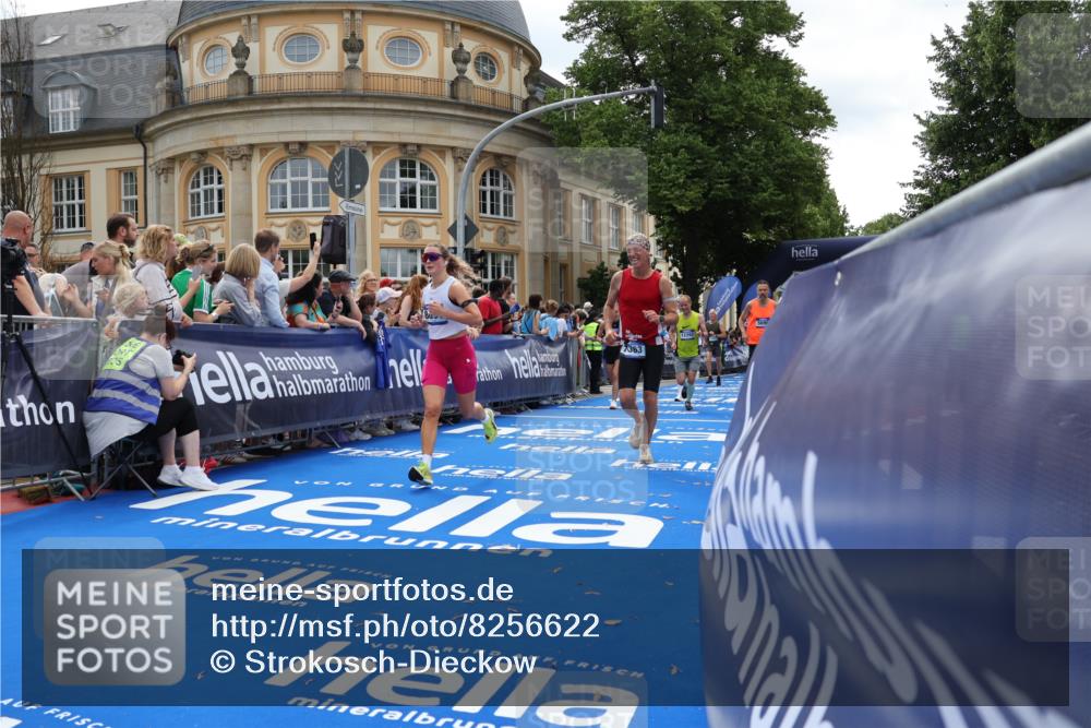 29.06.2025 - hella hamburg halbmarathon Strokosch-Dieckow http://msf.ph/oto/8256622 29.06.2025 10:42:00 Ziel 1441, 5690, 6593, 7363, 8694, 10216, 11417, 12098, 12292, 13196, 15846, 16507, 16677, 17864, 17926, 18920, 19046 meine-sportfotos.de