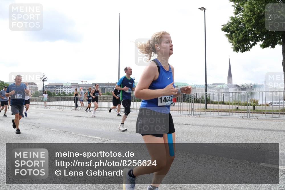 29.06.2025 - hella hamburg halbmarathon Lena Gebhardt http://msf.ph/oto/8256624 29.06.2025 10:34:21 Lombardsbrücke 1025, 1417, 1672, 1705, 1787, 2023, 2265, 2412, 2464, 2482, 2496, 2510, 2511, 2526, 2801, 2933, 3145, 3340, 3345, 3420, 3829, 3848, 4479, 4540, 4807, 4824, 4826, 5561, 5584, 5609, 5691, 6034, 6105, 6171, 6329, 6364, 6571, 6574, 7324, 7329, 7386, 7644, 7733, 8277, 8349, 8705, 8965, 9094, 9164, 9379, 9875, 10071, 10335, 10360, 10564, 10674, 11872, 13957, 16238, 16311, 16390, 16682, 16919, 17230, 18158, 18941 meine-sportfotos.de