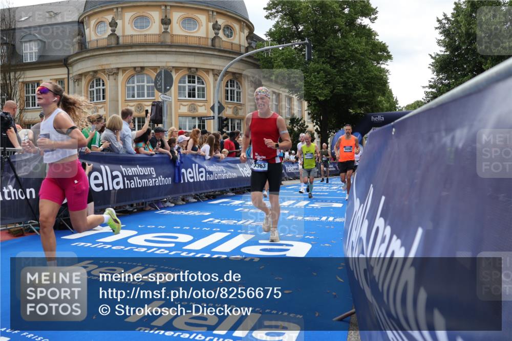29.06.2025 - hella hamburg halbmarathon Strokosch-Dieckow http://msf.ph/oto/8256675 29.06.2025 10:42:01 Ziel 1441, 5690, 6593, 7363, 8694, 10216, 11417, 12098, 12292, 13196, 15846, 16507, 16677, 17864, 17926, 18920, 19046 meine-sportfotos.de