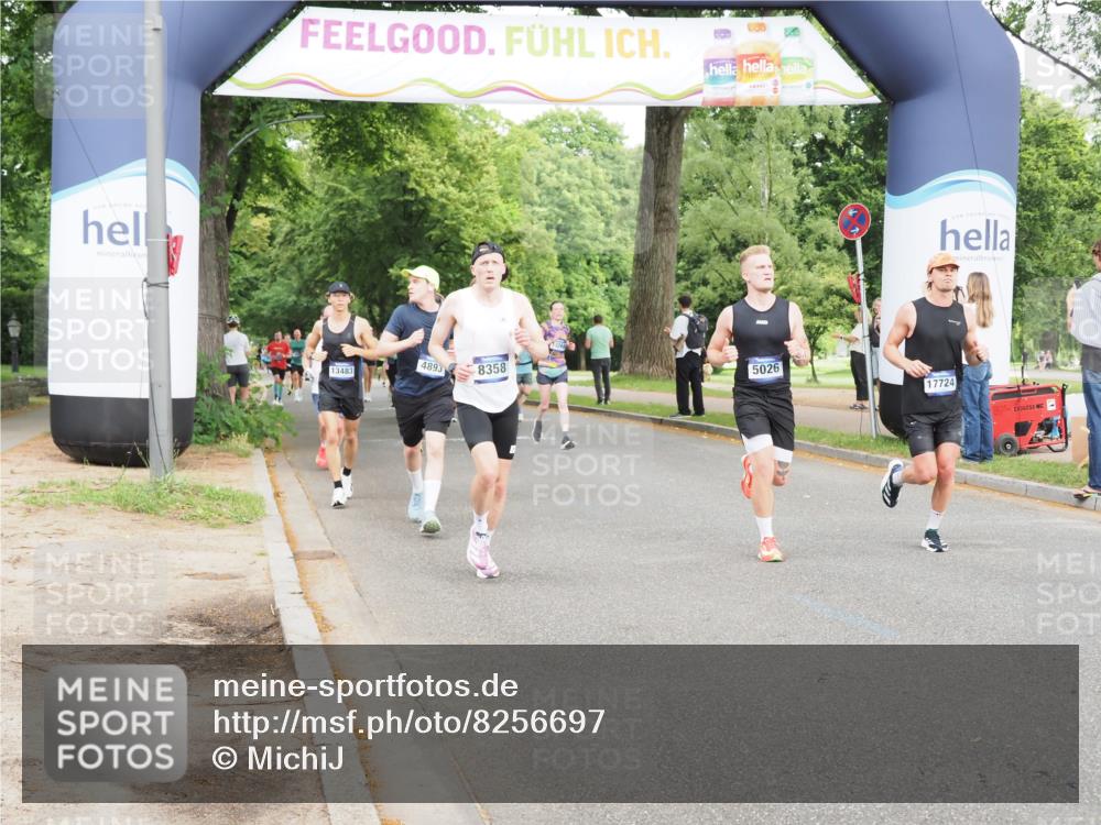 29.06.2025 - hella hamburg halbmarathon MichiJ http://msf.ph/oto/8256697 29.06.2025 10:29:29 Zwischen KM18-KM19 1677, 1800, 3618, 4205, 5026, 6152, 7284, 7796, 8122, 8358, 8966, 9540, 9711, 12385, 12895, 13483, 13667, 14899, 16249, 17486, 17724, 18412 meine-sportfotos.de