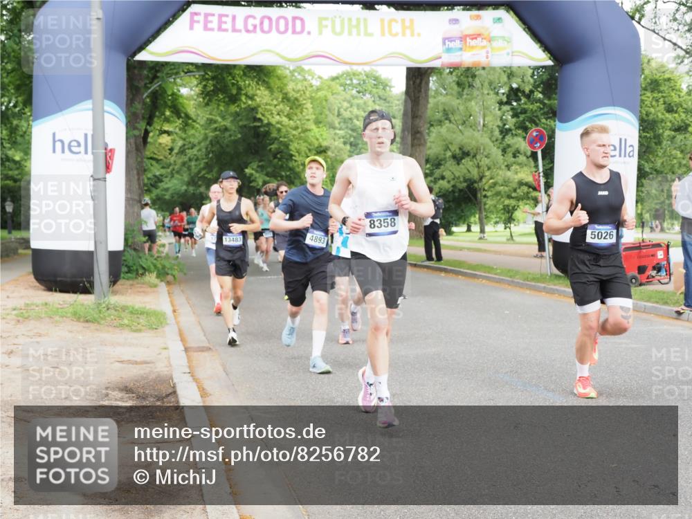 29.06.2025 - hella hamburg halbmarathon MichiJ http://msf.ph/oto/8256782 29.06.2025 10:29:29 Zwischen KM18-KM19 1677, 1800, 3618, 4205, 5026, 6152, 7284, 7796, 8122, 8358, 8966, 9540, 9711, 12385, 12895, 13483, 13667, 14899, 16249, 17486, 17724, 18412 meine-sportfotos.de