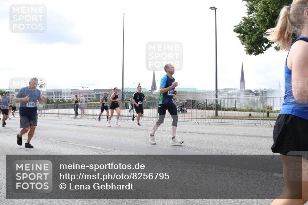 29.06.2025 - hella hamburg halbmarathon Lena Gebhardt http://msf.ph/oto/8256795 29.06.2025 10:34:22 Lombardsbrücke 1025, 1417, 1672, 1705, 1787, 2023, 2265, 2412, 2464, 2482, 2496, 2510, 2511, 2526, 2801, 2933, 3145, 3340, 3345, 3420, 3829, 3848, 4479, 4540, 4807, 4824, 4826, 5561, 5584, 5609, 5691, 6034, 6105, 6171, 6329, 6364, 6571, 6574, 6843, 7324, 7329, 7386, 7644, 7733, 8277, 8349, 8705, 8965, 9164, 9379, 9448, 10335, 10360, 10564, 10674, 11872, 12164, 13957, 16238, 16311, 16390, 16682, 16919, 17230, 18158, 18941 meine-sportfotos.de