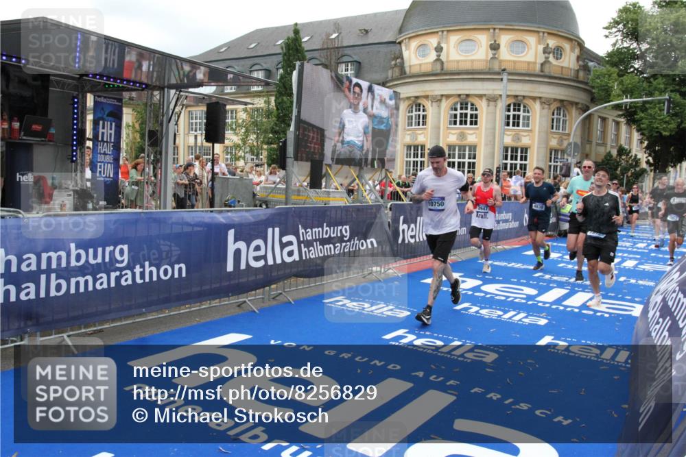 29.06.2025 - hella hamburg halbmarathon Michael Strokosch http://msf.ph/oto/8256829 29.06.2025 10:50:55 Ziel 1466, 3654, 3947, 4839, 5018, 5115, 7052, 8205, 8572, 10750, 11551, 15395, 15643, 18182 meine-sportfotos.de