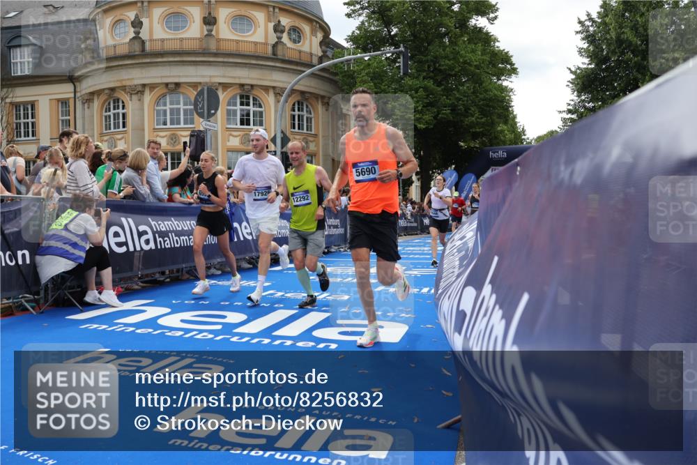 29.06.2025 - hella hamburg halbmarathon Strokosch-Dieckow http://msf.ph/oto/8256832 29.06.2025 10:42:03 Ziel 1441, 5682, 5690, 6593, 7363, 8694, 10216, 11417, 12098, 12292, 13196, 15846, 16677, 17363, 17864, 17926, 18772, 18920, 19046 meine-sportfotos.de