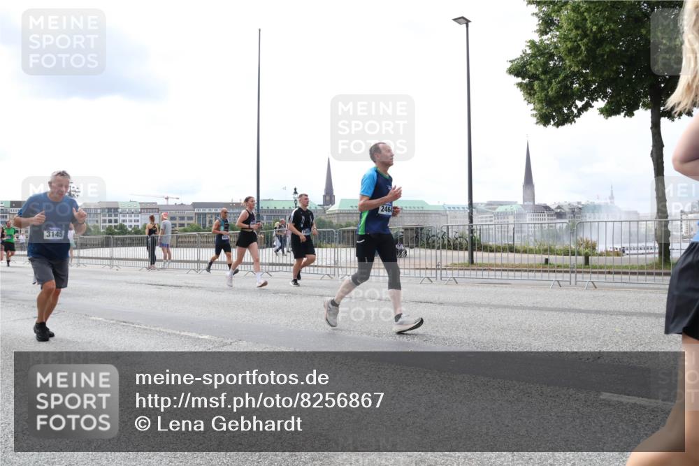 29.06.2025 - hella hamburg halbmarathon Lena Gebhardt http://msf.ph/oto/8256867 29.06.2025 10:34:22 Lombardsbrücke 1025, 1417, 1672, 1705, 1787, 2023, 2265, 2412, 2464, 2482, 2496, 2510, 2511, 2526, 2801, 2933, 3145, 3340, 3345, 3420, 3829, 3848, 4479, 4540, 4807, 4824, 4826, 5561, 5584, 5609, 5691, 6034, 6105, 6171, 6329, 6364, 6571, 6574, 6843, 7324, 7329, 7386, 7644, 7733, 8277, 8349, 8705, 8965, 9164, 9379, 9448, 10335, 10360, 10564, 10674, 11872, 12164, 13957, 16238, 16311, 16390, 16682, 16919, 17230, 18158, 18941 meine-sportfotos.de