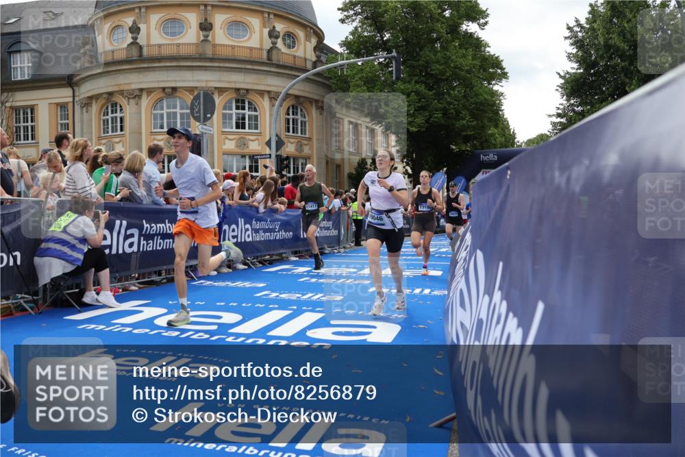 29.06.2025 - hella hamburg halbmarathon Strokosch-Dieckow http://msf.ph/oto/8256879 29.06.2025 10:42:04 Ziel 1441, 5682, 5690, 6593, 7363, 7765, 8694, 10216, 11417, 12098, 12292, 13196, 15846, 16677, 17363, 17864, 17926, 18772, 18920, 19046 meine-sportfotos.de