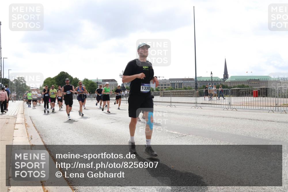 29.06.2025 - hella hamburg halbmarathon Lena Gebhardt http://msf.ph/oto/8256907 29.06.2025 10:45:53 Lombardsbrücke 1004, 1033, 1060, 1085, 1100, 1104, 1421, 1426, 1555, 1713, 1854, 1867, 1868, 1983, 2008, 2216, 2217, 2398, 2423, 2522, 2550, 2657, 2664, 2773, 2813, 2917, 2951, 2954, 2965, 2973, 3357, 3377, 3410, 4104, 4223, 4224, 4317, 4388, 4572, 5044, 5635, 5703, 5769, 5770, 5892, 6133, 6150, 6333, 6392, 6623, 6922, 7268, 7283, 7356, 7530, 7541, 7605, 7859, 7894, 8745, 9120, 9121, 9426, 9620, 10030, 10182, 10327, 10329, 10367, 10511, 11358, 11876 meine-sportfotos.de