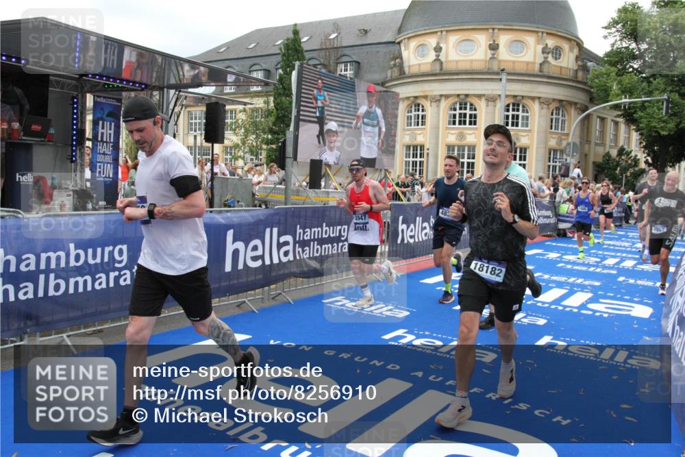 29.06.2025 - hella hamburg halbmarathon Michael Strokosch http://msf.ph/oto/8256910 29.06.2025 10:50:56 Ziel 1466, 3654, 3947, 4839, 5018, 7052, 7369, 8205, 8572, 10750, 11551, 13687, 15362, 15395, 15643, 18182 meine-sportfotos.de