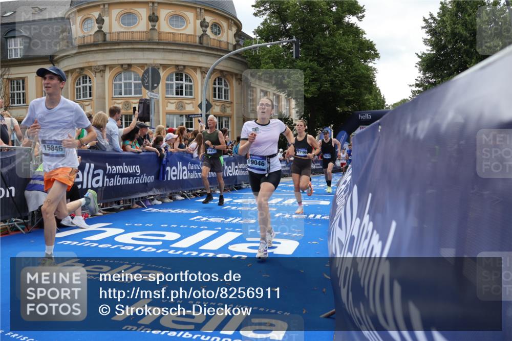 29.06.2025 - hella hamburg halbmarathon Strokosch-Dieckow http://msf.ph/oto/8256911 29.06.2025 10:42:04 Ziel 1441, 5682, 5690, 6593, 7363, 7765, 8694, 10216, 11417, 12098, 12292, 13196, 15846, 16677, 17363, 17864, 17926, 18772, 18920, 19046 meine-sportfotos.de