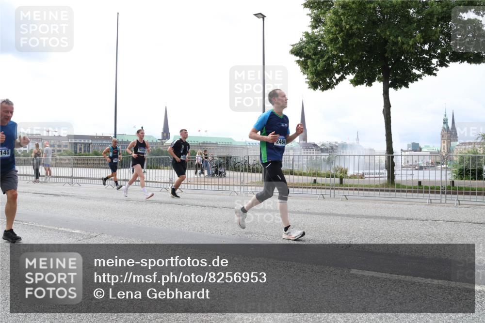 29.06.2025 - hella hamburg halbmarathon Lena Gebhardt http://msf.ph/oto/8256953 29.06.2025 10:34:22 Lombardsbrücke 1025, 1417, 1672, 1705, 1787, 2023, 2265, 2412, 2464, 2482, 2496, 2510, 2511, 2526, 2801, 2933, 3145, 3340, 3345, 3420, 3829, 3848, 4479, 4540, 4807, 4824, 4826, 5561, 5584, 5609, 5691, 6034, 6105, 6171, 6329, 6364, 6571, 6574, 6843, 7324, 7329, 7386, 7644, 7733, 8277, 8349, 8705, 8965, 9164, 9379, 9448, 10335, 10360, 10564, 10674, 11872, 12164, 13957, 16238, 16311, 16390, 16682, 16919, 17230, 18158, 18941 meine-sportfotos.de
