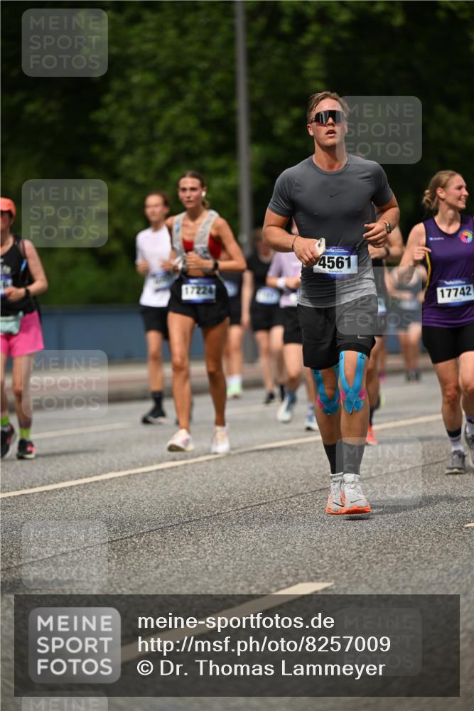 29.06.2025 - hella hamburg halbmarathon Dr. Thomas Lammeyer http://msf.ph/oto/8257009 29.06.2025 10:35:06 Kennedybrücke 1059, 1472, 1773, 1979, 2097, 2414, 2505, 2569, 2754, 2755, 2914, 3131, 3443, 4561, 4817, 5437, 5943, 6057, 6195, 6546, 6616, 6620, 6725, 6787, 7351, 7604, 7772, 8050, 8792, 9937, 10989 meine-sportfotos.de