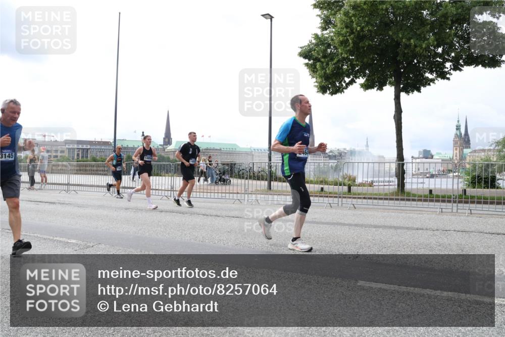 29.06.2025 - hella hamburg halbmarathon Lena Gebhardt http://msf.ph/oto/8257064 29.06.2025 10:34:22 Lombardsbrücke 1025, 1417, 1672, 1705, 1787, 2023, 2265, 2412, 2464, 2482, 2496, 2510, 2511, 2526, 2801, 2933, 3145, 3340, 3345, 3420, 3829, 3848, 4479, 4540, 4807, 4824, 4826, 5561, 5584, 5609, 5691, 6034, 6105, 6171, 6329, 6364, 6571, 6574, 6843, 7324, 7329, 7386, 7644, 7733, 8277, 8349, 8705, 8965, 9164, 9379, 9448, 10335, 10360, 10564, 10674, 11872, 12164, 13957, 16238, 16311, 16390, 16682, 16919, 17230, 18158, 18941 meine-sportfotos.de