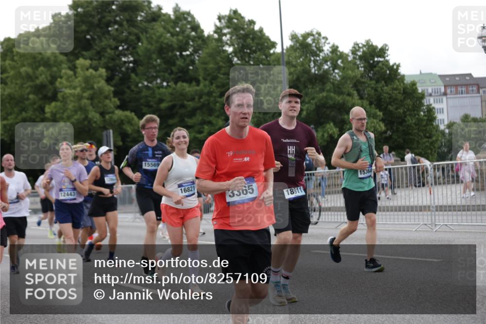 29.06.2025 - hella hamburg halbmarathon Jannik Wohlers http://msf.ph/oto/8257109 29.06.2025 10:32:00 Lombardsbrücke 1199, 1640, 1987, 2349, 2943, 3022, 3365, 3653, 3707, 3778, 4365, 4605, 4857, 5783, 5871, 5941, 6228, 6312, 6315, 7468, 7702, 8124, 8127, 8175, 8303, 8625, 8787, 8840, 8914, 8993, 9125, 9206, 9706, 9765, 10002, 10248, 10828, 10924, 11205, 11225, 11362, 11787, 11972, 12443, 12864, 12936, 13284, 13335, 13423, 13959, 13960, 14099, 14105, 14159, 14494, 14788, 14888, 15086, 15088, 15120, 15147, 15364, 15569, 15987, 16187 meine-sportfotos.de