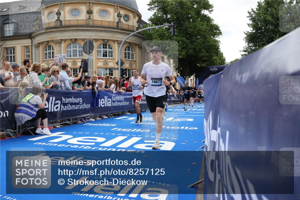 29.06.2025 - hella hamburg halbmarathon Strokosch-Dieckow http://msf.ph/oto/8257125 29.06.2025 10:42:10 Ziel 1441, 1903, 2675, 5682, 7765, 7865, 9365, 10216, 12098, 13709, 14811, 14899, 16626, 16660, 16677, 17182, 17363, 18772, 18802 meine-sportfotos.de