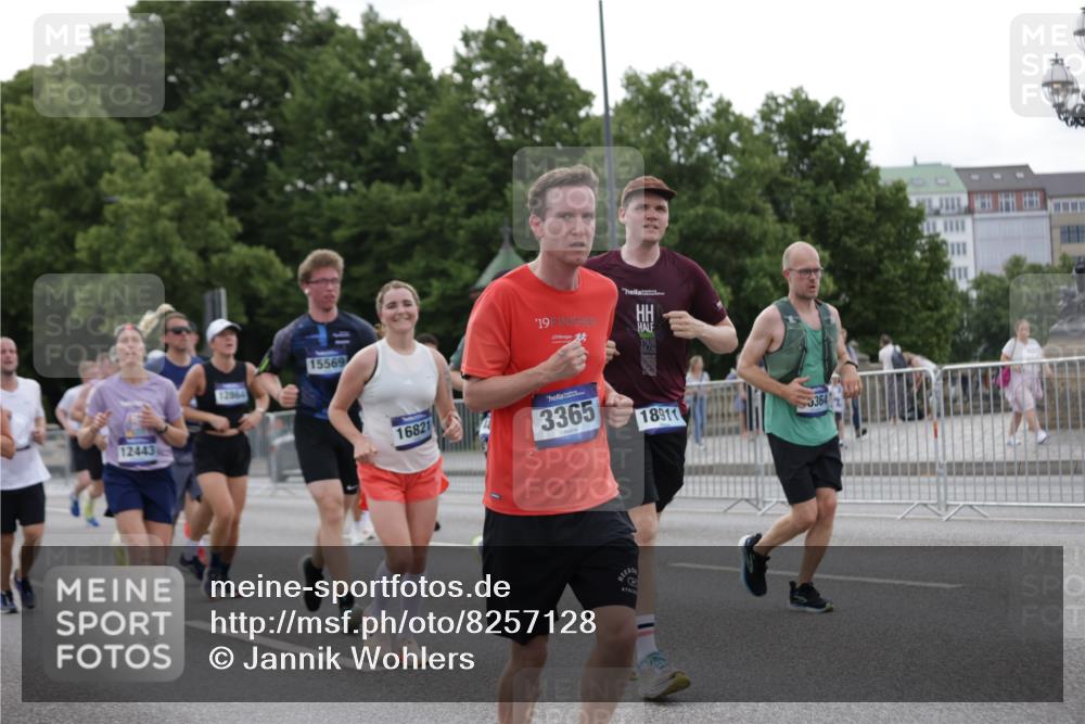 29.06.2025 - hella hamburg halbmarathon Jannik Wohlers http://msf.ph/oto/8257128 29.06.2025 10:32:00 Lombardsbrücke 1199, 1640, 1987, 2349, 2943, 3022, 3365, 3653, 3707, 3778, 4365, 4605, 4857, 5783, 5871, 5941, 6228, 6312, 6315, 7468, 7702, 8124, 8127, 8175, 8303, 8625, 8787, 8840, 8914, 8993, 9125, 9206, 9706, 9765, 10002, 10248, 10828, 10924, 11205, 11225, 11362, 11787, 11972, 12443, 12864, 12936, 13284, 13335, 13423, 13959, 13960, 14099, 14105, 14159, 14494, 14788, 14888, 15086, 15088, 15120, 15147, 15364, 15569, 15987, 16187 meine-sportfotos.de
