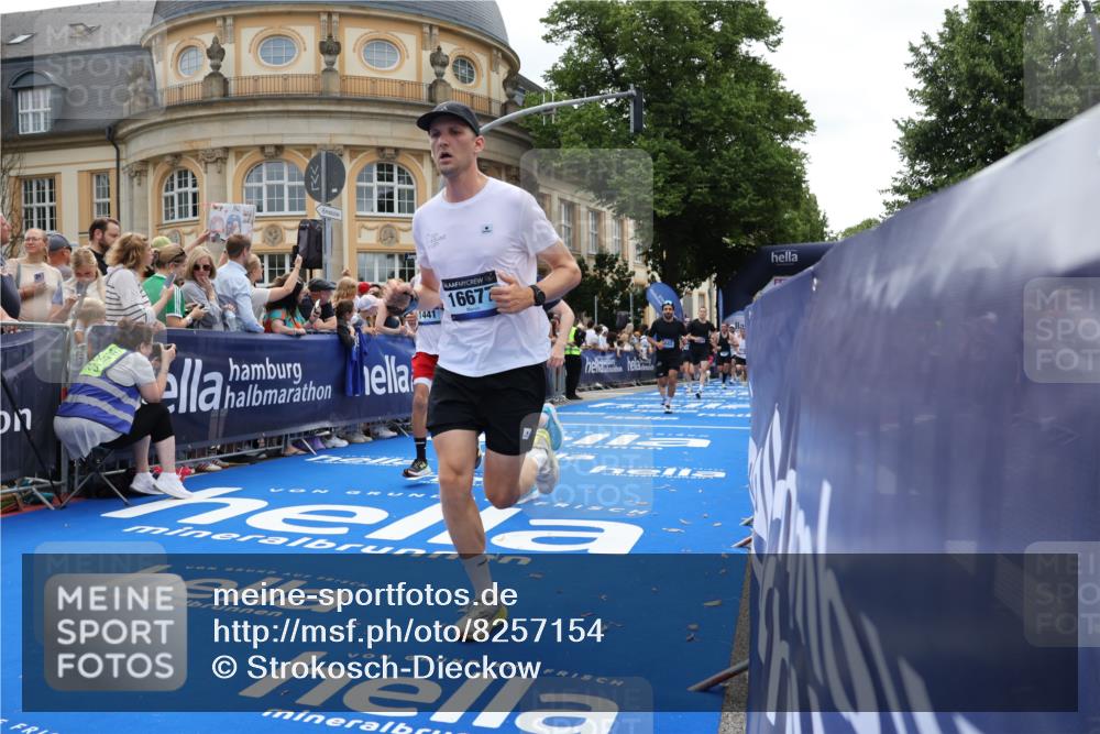 29.06.2025 - hella hamburg halbmarathon Strokosch-Dieckow http://msf.ph/oto/8257154 29.06.2025 10:42:10 Ziel 1441, 1903, 2675, 5682, 7765, 7865, 9365, 10216, 12098, 13709, 14811, 14899, 16626, 16660, 16677, 17182, 17363, 18772, 18802 meine-sportfotos.de