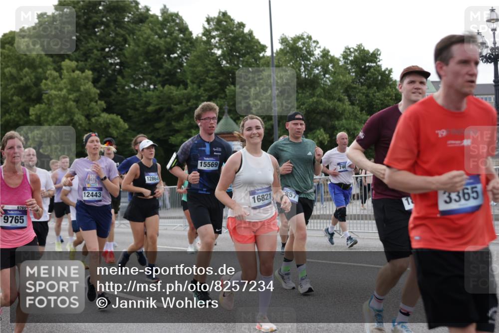 29.06.2025 - hella hamburg halbmarathon Jannik Wohlers http://msf.ph/oto/8257234 29.06.2025 10:32:00 Lombardsbrücke 1199, 1640, 1987, 2349, 2943, 3022, 3365, 3653, 3707, 3778, 4365, 4605, 4857, 5783, 5871, 5941, 6228, 6312, 6315, 7468, 7702, 8124, 8127, 8175, 8303, 8625, 8787, 8840, 8914, 8993, 9125, 9206, 9706, 9765, 10002, 10248, 10828, 10924, 11205, 11225, 11362, 11787, 11972, 12443, 12864, 12936, 13284, 13335, 13423, 13959, 13960, 14099, 14105, 14159, 14494, 14788, 14888, 15086, 15088, 15120, 15147, 15364, 15569, 15987, 16187 meine-sportfotos.de