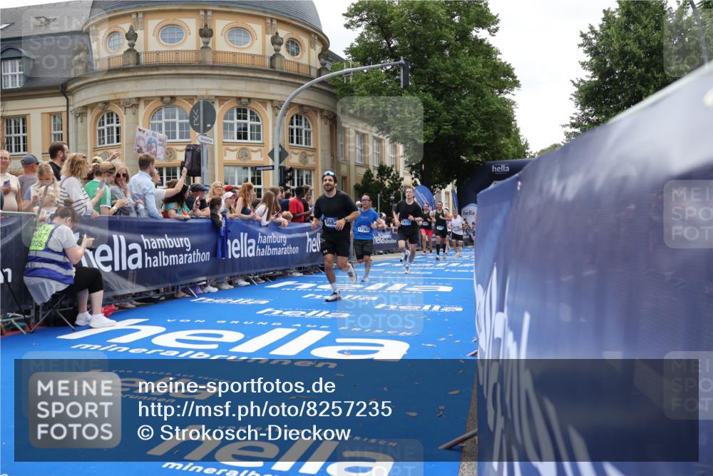 29.06.2025 - hella hamburg halbmarathon Strokosch-Dieckow http://msf.ph/oto/8257235 29.06.2025 10:42:12 Ziel 1312, 1441, 1903, 2675, 5682, 7765, 7865, 9365, 10216, 12098, 13709, 13746, 14811, 14899, 15270, 16626, 16660, 16677, 17182, 17363, 18772, 18802 meine-sportfotos.de