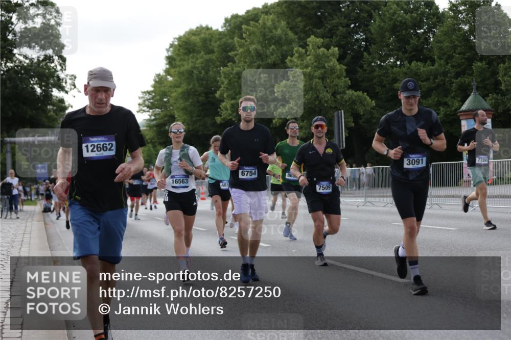 29.06.2025 - hella hamburg halbmarathon Jannik Wohlers http://msf.ph/oto/8257250 29.06.2025 09:57:39 Lombardsbrücke 1034, 1179, 1258, 1320, 1321, 1335, 1870, 2070, 2138, 2397, 2417, 2612, 2636, 2711, 3091, 3114, 3251, 4814, 5672, 5775, 6164, 6569, 6580, 6628, 6754, 6776, 7065, 7409, 7478, 7509, 7646, 7724, 7952, 7976, 8449, 8508, 8689, 9065, 9145, 9163, 10860, 11217, 11310, 11416, 11757, 11789, 12224, 12624, 12662, 12961, 13047, 13691, 14571, 14638, 14865, 15061, 15125, 15426, 15915, 16563, 17321, 17530, 17825, 18514, 18811 meine-sportfotos.de