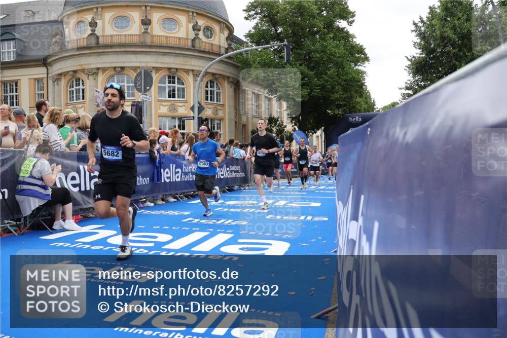29.06.2025 - hella hamburg halbmarathon Strokosch-Dieckow http://msf.ph/oto/8257292 29.06.2025 10:42:13 Ziel 1312, 1441, 1903, 2675, 5682, 6770, 7765, 7865, 9365, 12098, 13709, 13746, 13807, 14811, 14899, 15270, 16626, 16660, 16677, 17182, 17363, 18772, 18802 meine-sportfotos.de