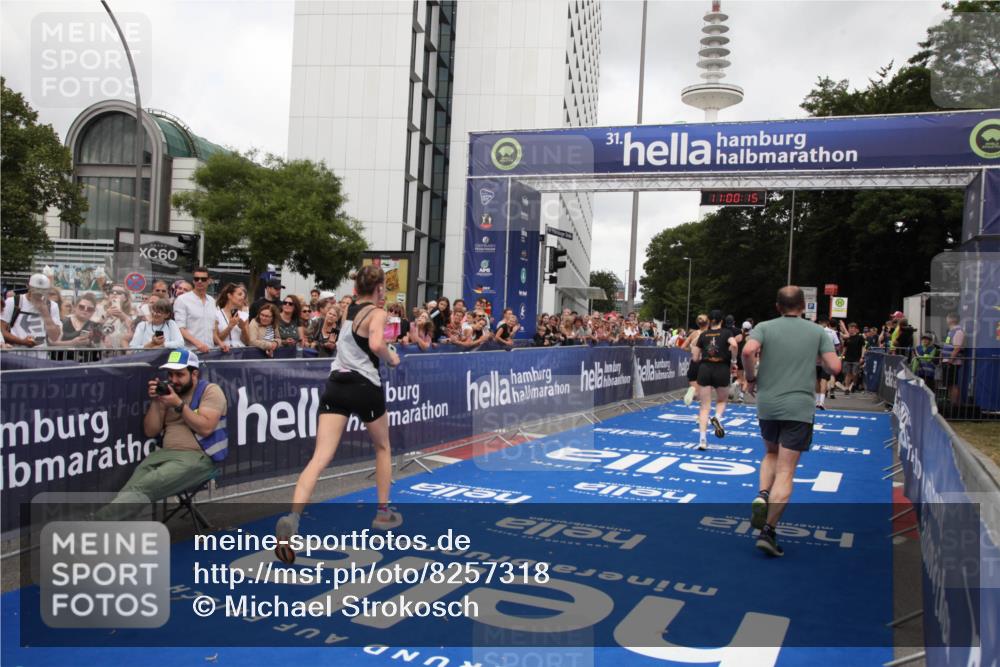 29.06.2025 - hella hamburg halbmarathon Michael Strokosch http://msf.ph/oto/8257318 29.06.2025 11:00:14 Ziel 6327, 6470, 7636, 9006, 10896, 11250, 12422, 12779, 13761, 14471, 16439, 17176, 18130, 18377, 18701, 19015 meine-sportfotos.de