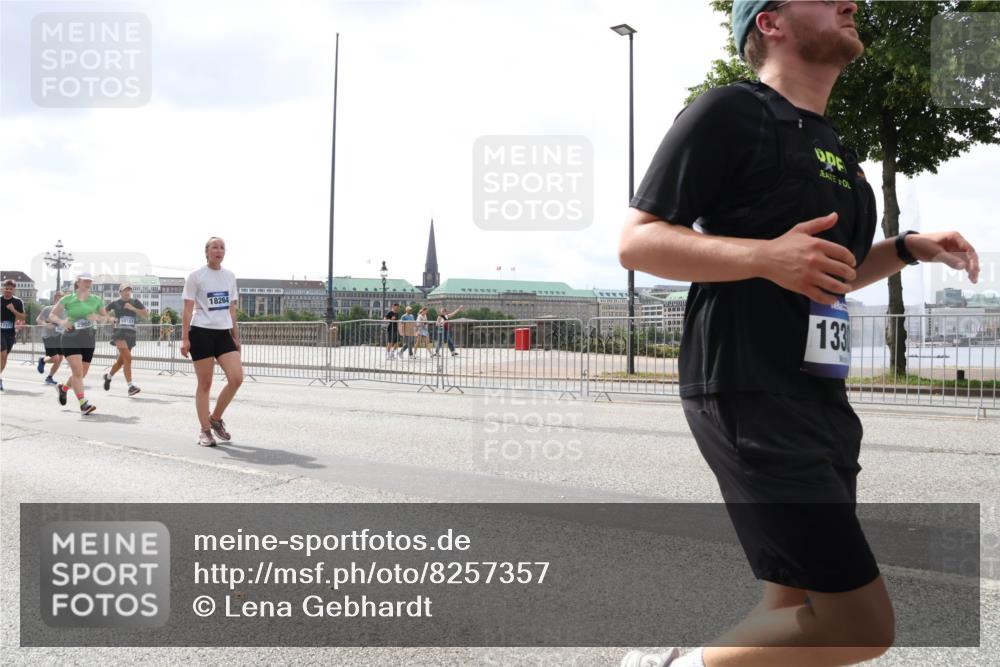 29.06.2025 - hella hamburg halbmarathon Lena Gebhardt http://msf.ph/oto/8257357 29.06.2025 10:45:54 Lombardsbrücke 1004, 1033, 1060, 1085, 1100, 1104, 1421, 1426, 1555, 1713, 1854, 1867, 1868, 1983, 2008, 2216, 2217, 2398, 2423, 2522, 2550, 2657, 2664, 2773, 2813, 2917, 2951, 2954, 2965, 2973, 3410, 4104, 4223, 4224, 4317, 4388, 4572, 5044, 5635, 5703, 5769, 5770, 5892, 6133, 6333, 6392, 6623, 6922, 7268, 7283, 7356, 7541, 7605, 7859, 7894, 8745, 9120, 9121, 9426, 9445, 9620, 10030, 10182, 10327, 10329, 10367, 10511, 11358, 11876 meine-sportfotos.de