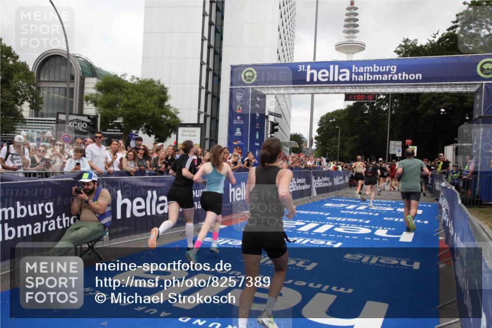 29.06.2025 - hella hamburg halbmarathon Michael Strokosch http://msf.ph/oto/8257389 29.06.2025 11:00:15 Ziel 3169, 6327, 6470, 7636, 10896, 11158, 11159, 12422, 12779, 14471, 16439, 17176, 18130, 18377, 18701, 19015 meine-sportfotos.de