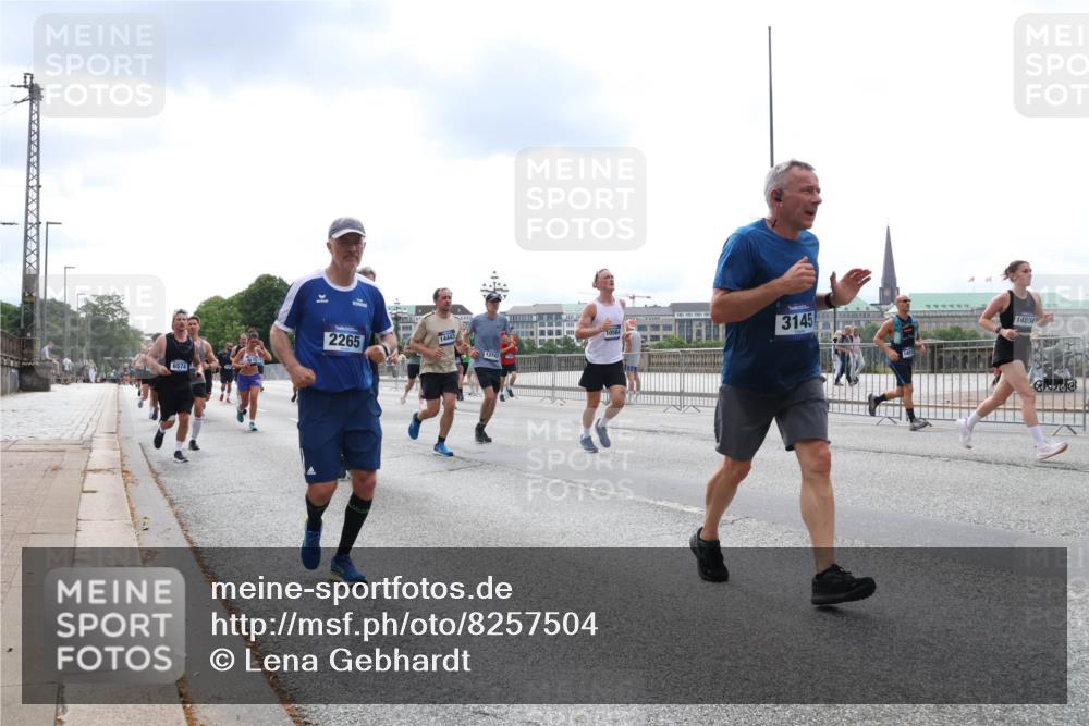 29.06.2025 - hella hamburg halbmarathon Lena Gebhardt http://msf.ph/oto/8257504 29.06.2025 10:34:23 Lombardsbrücke 1025, 1417, 1672, 1705, 1787, 2023, 2265, 2412, 2464, 2482, 2496, 2510, 2511, 2526, 2801, 2933, 3145, 3340, 3345, 3420, 3829, 3848, 4479, 4540, 4807, 4824, 4826, 5561, 5584, 5609, 6034, 6105, 6171, 6329, 6364, 6571, 6574, 6843, 7324, 7329, 7386, 7644, 7733, 8277, 8349, 8705, 8965, 9164, 9379, 9448, 10335, 10360, 10564, 10674, 11872, 12164, 13957, 15477, 16238, 16311, 16390, 16682, 16919, 17230, 18158, 18941 meine-sportfotos.de