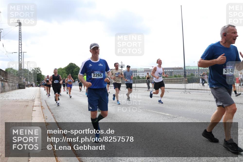 29.06.2025 - hella hamburg halbmarathon Lena Gebhardt http://msf.ph/oto/8257578 29.06.2025 10:34:23 Lombardsbrücke 1025, 1417, 1672, 1705, 1787, 2023, 2265, 2412, 2464, 2482, 2496, 2510, 2511, 2526, 2801, 2933, 3145, 3340, 3345, 3420, 3829, 3848, 4479, 4540, 4807, 4824, 4826, 5561, 5584, 5609, 6034, 6105, 6171, 6329, 6364, 6571, 6574, 6843, 7324, 7329, 7386, 7644, 7733, 8277, 8349, 8705, 8965, 9164, 9379, 9448, 10335, 10360, 10564, 10674, 11872, 12164, 13957, 15477, 16238, 16311, 16390, 16682, 16919, 17230, 18158, 18941 meine-sportfotos.de