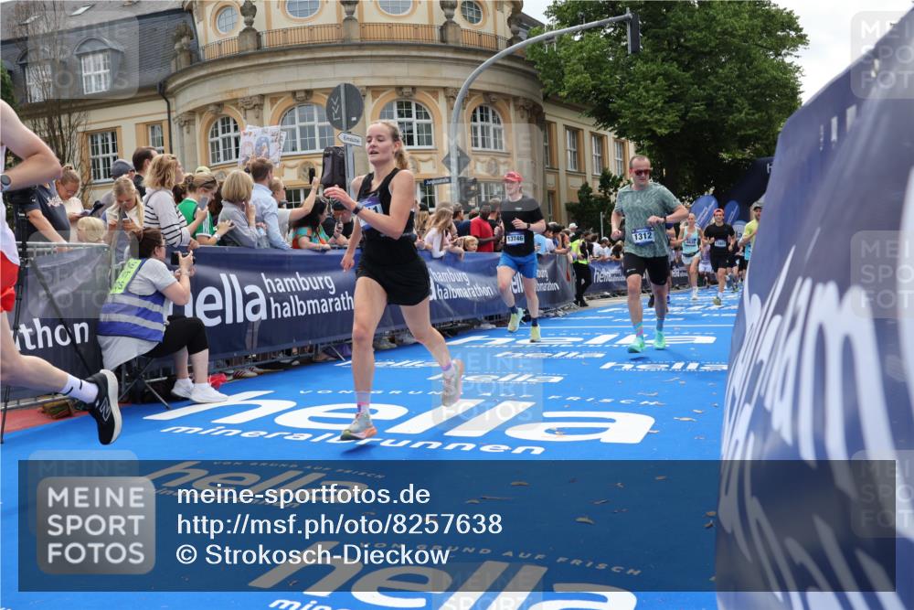29.06.2025 - hella hamburg halbmarathon Strokosch-Dieckow http://msf.ph/oto/8257638 29.06.2025 10:42:21 Ziel 1256, 1312, 1353, 1800, 1903, 1962, 2233, 2675, 3523, 6639, 6770, 7116, 7448, 7693, 7734, 7865, 11907, 13746, 13807, 14226, 14811, 15095, 15175, 15270, 15623, 15654, 16281, 16660, 17182, 17637, 17733, 17911, 18330 meine-sportfotos.de