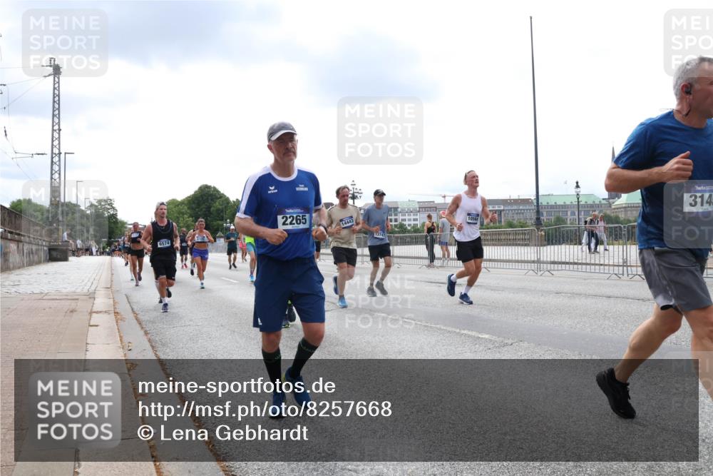 29.06.2025 - hella hamburg halbmarathon Lena Gebhardt http://msf.ph/oto/8257668 29.06.2025 10:34:23 Lombardsbrücke 1025, 1417, 1672, 1705, 1787, 2023, 2265, 2412, 2464, 2482, 2496, 2510, 2511, 2526, 2801, 2933, 3145, 3340, 3345, 3420, 3829, 3848, 4479, 4540, 4807, 4824, 4826, 5561, 5584, 5609, 6034, 6105, 6171, 6329, 6364, 6571, 6574, 6843, 7324, 7329, 7386, 7644, 7733, 8277, 8349, 8705, 8965, 9164, 9379, 9448, 10335, 10360, 10564, 10674, 11872, 12164, 13957, 15477, 16238, 16311, 16390, 16682, 16919, 17230, 18158, 18941 meine-sportfotos.de