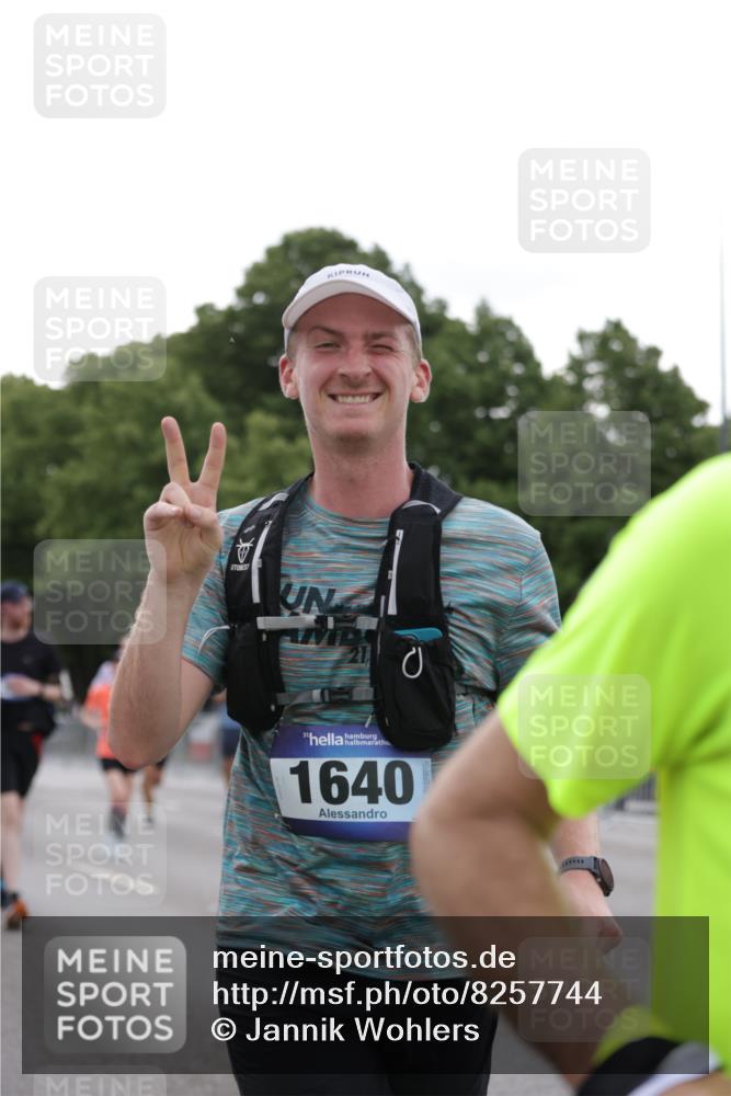 29.06.2025 - hella hamburg halbmarathon Jannik Wohlers http://msf.ph/oto/8257744 29.06.2025 10:32:05 Lombardsbrücke 1199, 1640, 3365, 3653, 3670, 4365, 4857, 5783, 5871, 5941, 6228, 6312, 6315, 7308, 7309, 7468, 7531, 7633, 7702, 7749, 8124, 8127, 8303, 8625, 8787, 8840, 8914, 8993, 9010, 9125, 9706, 9765, 10002, 10354, 10624, 10828, 11205, 11225, 11362, 11787, 11972, 12443, 12864, 13284, 13335, 13423, 14099, 14159, 14494, 14788, 14888, 15071, 15086, 15088, 15120, 15147, 15364, 15569, 15847, 15987, 16187, 16898, 16999, 17167, 18069, 18706 meine-sportfotos.de