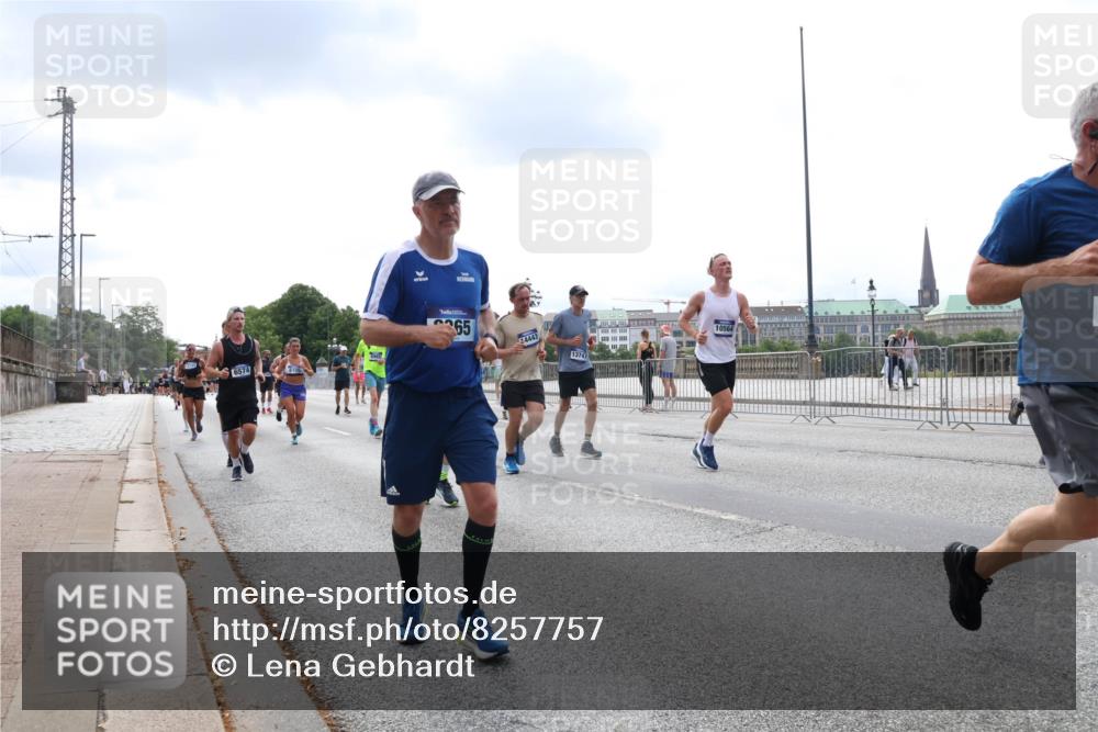 29.06.2025 - hella hamburg halbmarathon Lena Gebhardt http://msf.ph/oto/8257757 29.06.2025 10:34:23 Lombardsbrücke 1025, 1417, 1672, 1705, 1787, 2023, 2265, 2412, 2464, 2482, 2496, 2510, 2511, 2526, 2801, 2933, 3145, 3340, 3345, 3420, 3829, 3848, 4479, 4540, 4807, 4824, 4826, 5561, 5584, 5609, 6034, 6105, 6171, 6329, 6364, 6571, 6574, 6843, 7324, 7329, 7386, 7644, 7733, 8277, 8349, 8705, 8965, 9164, 9379, 9448, 10335, 10360, 10564, 10674, 11872, 12164, 13957, 15477, 16238, 16311, 16390, 16682, 16919, 17230, 18158, 18941 meine-sportfotos.de