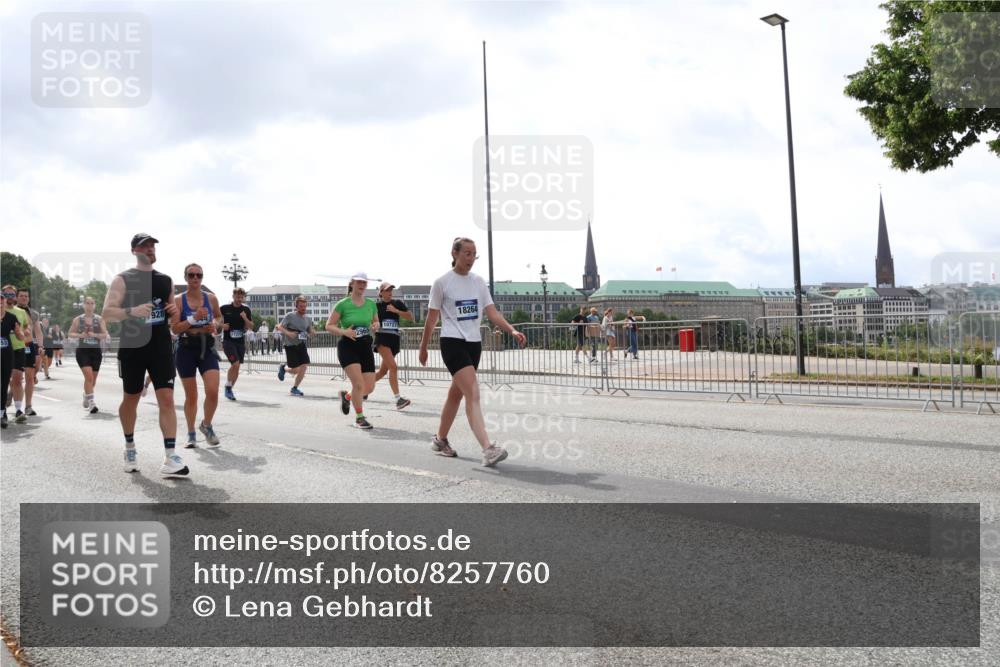 29.06.2025 - hella hamburg halbmarathon Lena Gebhardt http://msf.ph/oto/8257760 29.06.2025 10:45:54 Lombardsbrücke 1004, 1033, 1060, 1085, 1100, 1104, 1421, 1426, 1555, 1713, 1854, 1867, 1868, 1983, 2008, 2216, 2217, 2398, 2423, 2522, 2550, 2657, 2664, 2773, 2813, 2917, 2951, 2954, 2965, 2973, 3410, 4104, 4223, 4224, 4317, 4388, 4572, 5044, 5635, 5703, 5769, 5770, 5892, 6133, 6333, 6392, 6623, 6922, 7268, 7283, 7356, 7541, 7605, 7859, 7894, 8745, 9120, 9121, 9426, 9445, 9620, 10030, 10182, 10327, 10329, 10367, 10511, 11358, 11876 meine-sportfotos.de