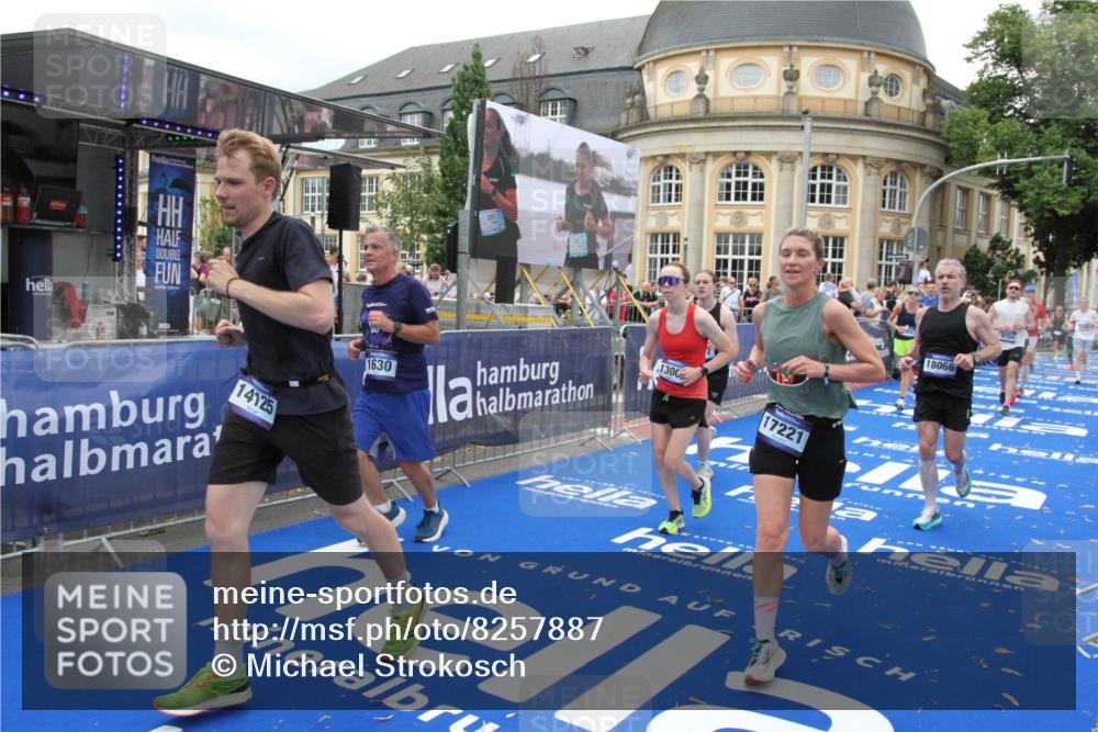29.06.2025 - hella hamburg halbmarathon Michael Strokosch http://msf.ph/oto/8257887 29.06.2025 10:51:07 Ziel 1366, 1630, 4077, 4816, 4967, 8117, 8261, 8508, 8704, 10508, 10603, 12778, 13008, 14125, 17221, 17384, 18066, 18350 meine-sportfotos.de