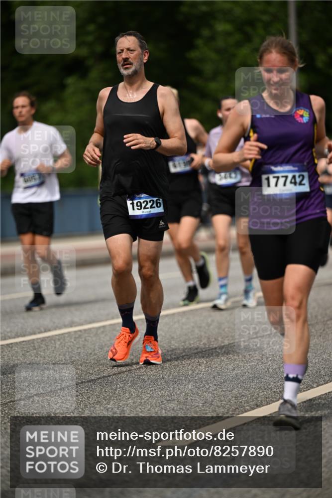 29.06.2025 - hella hamburg halbmarathon Dr. Thomas Lammeyer http://msf.ph/oto/8257890 29.06.2025 10:35:09 Kennedybrücke 1059, 1097, 1472, 1773, 1979, 2414, 2505, 2569, 2754, 2755, 2914, 3131, 3281, 3443, 4561, 4817, 5437, 5943, 6057, 6195, 6546, 6616, 6725, 6787, 7351, 7604, 7772, 8050, 9937, 10989 meine-sportfotos.de