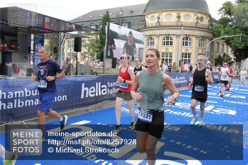 29.06.2025 - hella hamburg halbmarathon Michael Strokosch http://msf.ph/oto/8257928 29.06.2025 10:51:07 Ziel 1366, 1630, 4077, 4816, 4967, 8117, 8261, 8508, 8704, 10508, 10603, 12778, 13008, 14125, 17221, 17384, 18066, 18350 meine-sportfotos.de
