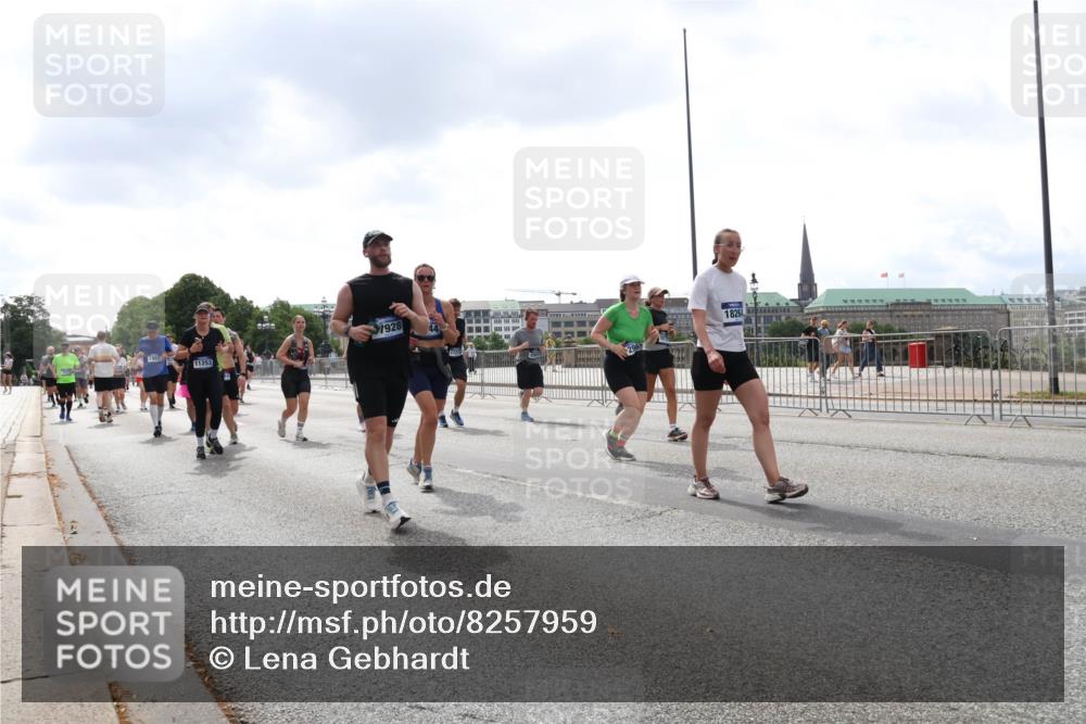 29.06.2025 - hella hamburg halbmarathon Lena Gebhardt http://msf.ph/oto/8257959 29.06.2025 10:45:55 Lombardsbrücke 1004, 1033, 1060, 1085, 1100, 1104, 1421, 1426, 1532, 1555, 1713, 1854, 1867, 1868, 1983, 2008, 2216, 2217, 2398, 2423, 2522, 2550, 2657, 2664, 2773, 2813, 2917, 2951, 2954, 2965, 2973, 3410, 4104, 4223, 4224, 4317, 4388, 4572, 5044, 5635, 5703, 5769, 5770, 5892, 6133, 6333, 6392, 6623, 7268, 7283, 7356, 7541, 7605, 7859, 7894, 8745, 9120, 9121, 9426, 9445, 9620, 10030, 10327, 10329, 10367, 10511, 11358, 11876, 11910 meine-sportfotos.de