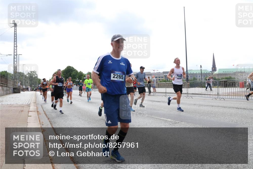 29.06.2025 - hella hamburg halbmarathon Lena Gebhardt http://msf.ph/oto/8257961 29.06.2025 10:34:24 Lombardsbrücke 1025, 1417, 1672, 1705, 1787, 2023, 2265, 2412, 2464, 2482, 2496, 2510, 2511, 2526, 2801, 2933, 3145, 3420, 3829, 3848, 4540, 4807, 4824, 4826, 5453, 5561, 5584, 5609, 6034, 6105, 6171, 6329, 6364, 6571, 6574, 6843, 7324, 7329, 7386, 7644, 7733, 8277, 8349, 8705, 8965, 9164, 9379, 9448, 9514, 10335, 10360, 10564, 10674, 11872, 12164, 13957, 15477, 16238, 16311, 16390, 16682, 16919, 17230, 18158, 18941 meine-sportfotos.de