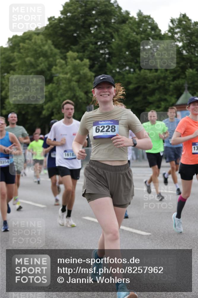 29.06.2025 - hella hamburg halbmarathon Jannik Wohlers http://msf.ph/oto/8257962 29.06.2025 10:32:08 Lombardsbrücke 1199, 1640, 3365, 3653, 3660, 3670, 4857, 5783, 5871, 5941, 6228, 6312, 6315, 7308, 7309, 7468, 7531, 7633, 7702, 7749, 7750, 8127, 8303, 8625, 8840, 8914, 8993, 9010, 9188, 9706, 9765, 10002, 10013, 10048, 10203, 10277, 10354, 10470, 10624, 10770, 10828, 11205, 11225, 11248, 11362, 11972, 12443, 12470, 12864, 13335, 13423, 14159, 14301, 14788, 14888, 15071, 15086, 15088, 15147, 15364, 15569, 15847, 15997, 16187, 16898, 16999, 17167, 18069, 18706 meine-sportfotos.de