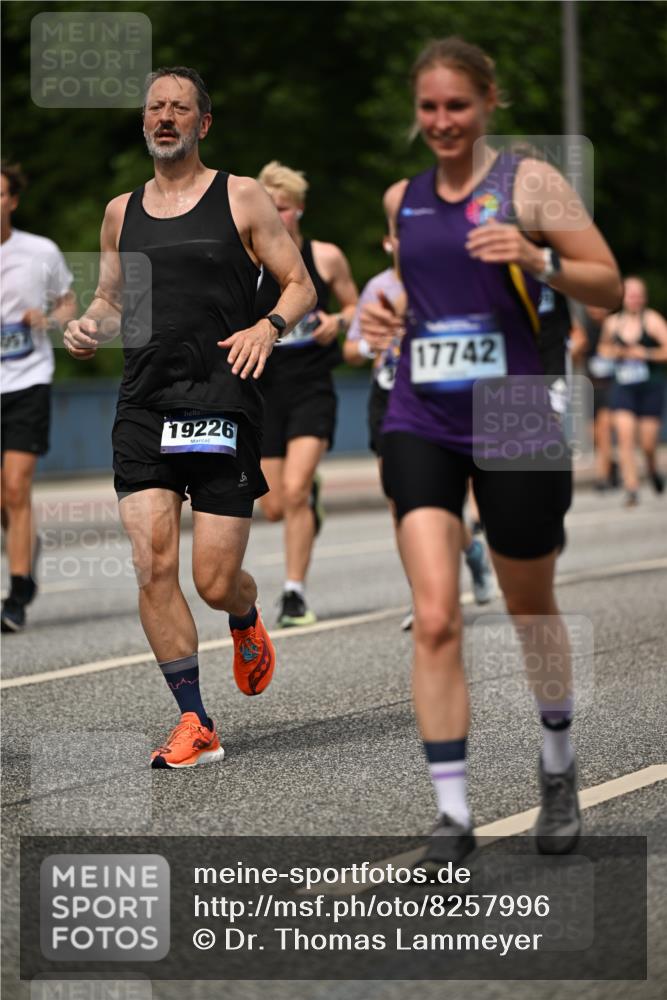 29.06.2025 - hella hamburg halbmarathon Dr. Thomas Lammeyer http://msf.ph/oto/8257996 29.06.2025 10:35:09 Kennedybrücke 1059, 1097, 1472, 1773, 1979, 2414, 2505, 2569, 2754, 2755, 2914, 3131, 3281, 3443, 4561, 4817, 5437, 5943, 6057, 6195, 6546, 6616, 6725, 6787, 7351, 7604, 7772, 8050, 9937, 10989 meine-sportfotos.de