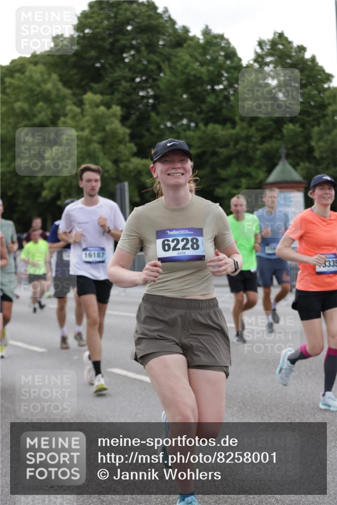 29.06.2025 - hella hamburg halbmarathon Jannik Wohlers http://msf.ph/oto/8258001 29.06.2025 10:32:08 Lombardsbrücke 1199, 1640, 3365, 3653, 3660, 3670, 4857, 5783, 5871, 5941, 6228, 6312, 6315, 7308, 7309, 7468, 7531, 7633, 7702, 7749, 7750, 8127, 8303, 8625, 8840, 8914, 8993, 9010, 9188, 9706, 9765, 10002, 10013, 10048, 10203, 10277, 10354, 10470, 10624, 10770, 10828, 11205, 11225, 11248, 11362, 11972, 12443, 12470, 12864, 13335, 13423, 14159, 14301, 14788, 14888, 15071, 15086, 15088, 15147, 15364, 15569, 15847, 15997, 16187, 16898, 16999, 17167, 18069, 18706 meine-sportfotos.de