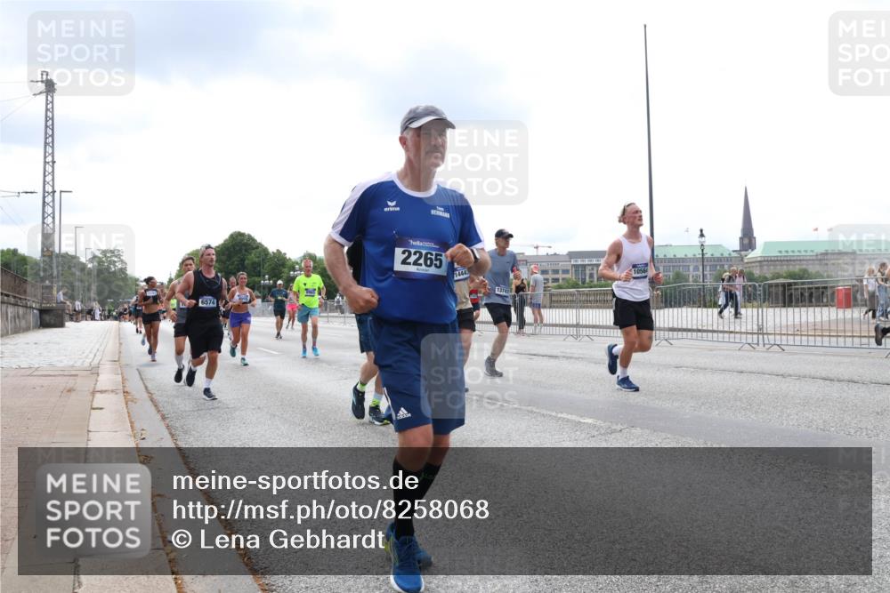 29.06.2025 - hella hamburg halbmarathon Lena Gebhardt http://msf.ph/oto/8258068 29.06.2025 10:34:24 Lombardsbrücke 1025, 1417, 1672, 1705, 1787, 2023, 2265, 2412, 2464, 2482, 2496, 2510, 2511, 2526, 2801, 2933, 3145, 3420, 3829, 3848, 4540, 4807, 4824, 4826, 5453, 5561, 5584, 5609, 6034, 6105, 6171, 6329, 6364, 6571, 6574, 6843, 7324, 7329, 7386, 7644, 7733, 8277, 8349, 8705, 8965, 9164, 9379, 9448, 9514, 10335, 10360, 10564, 10674, 11872, 12164, 13957, 15477, 16238, 16311, 16390, 16682, 16919, 17230, 18158, 18941 meine-sportfotos.de