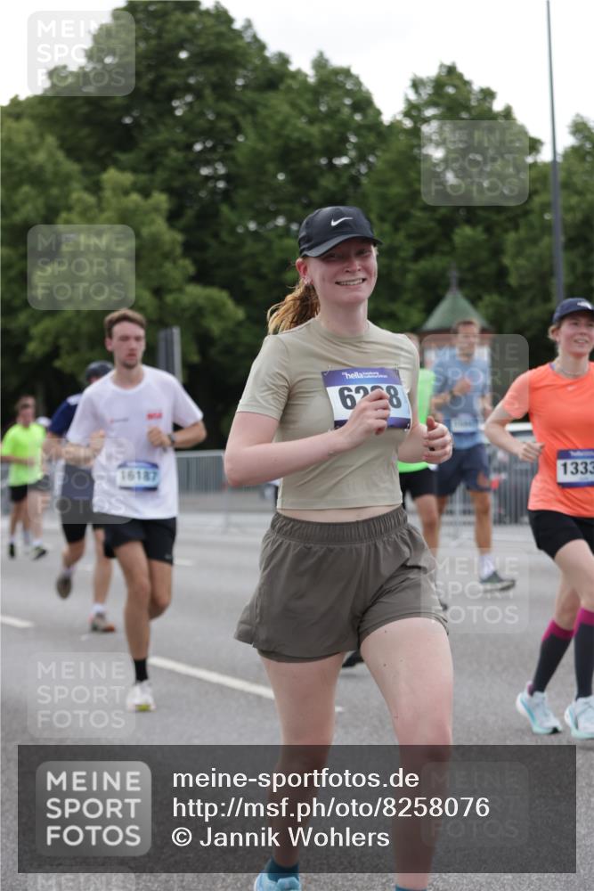 29.06.2025 - hella hamburg halbmarathon Jannik Wohlers http://msf.ph/oto/8258076 29.06.2025 10:32:08 Lombardsbrücke 1199, 1640, 3365, 3653, 3660, 3670, 4857, 5783, 5871, 5941, 6228, 6312, 6315, 7308, 7309, 7468, 7531, 7633, 7702, 7749, 7750, 8127, 8303, 8625, 8840, 8914, 8993, 9010, 9188, 9706, 9765, 10002, 10013, 10048, 10203, 10277, 10354, 10470, 10624, 10770, 10828, 11205, 11225, 11248, 11362, 11972, 12443, 12470, 12864, 13335, 13423, 14159, 14301, 14788, 14888, 15071, 15086, 15088, 15147, 15364, 15569, 15847, 15997, 16187, 16898, 16999, 17167, 18069, 18706 meine-sportfotos.de